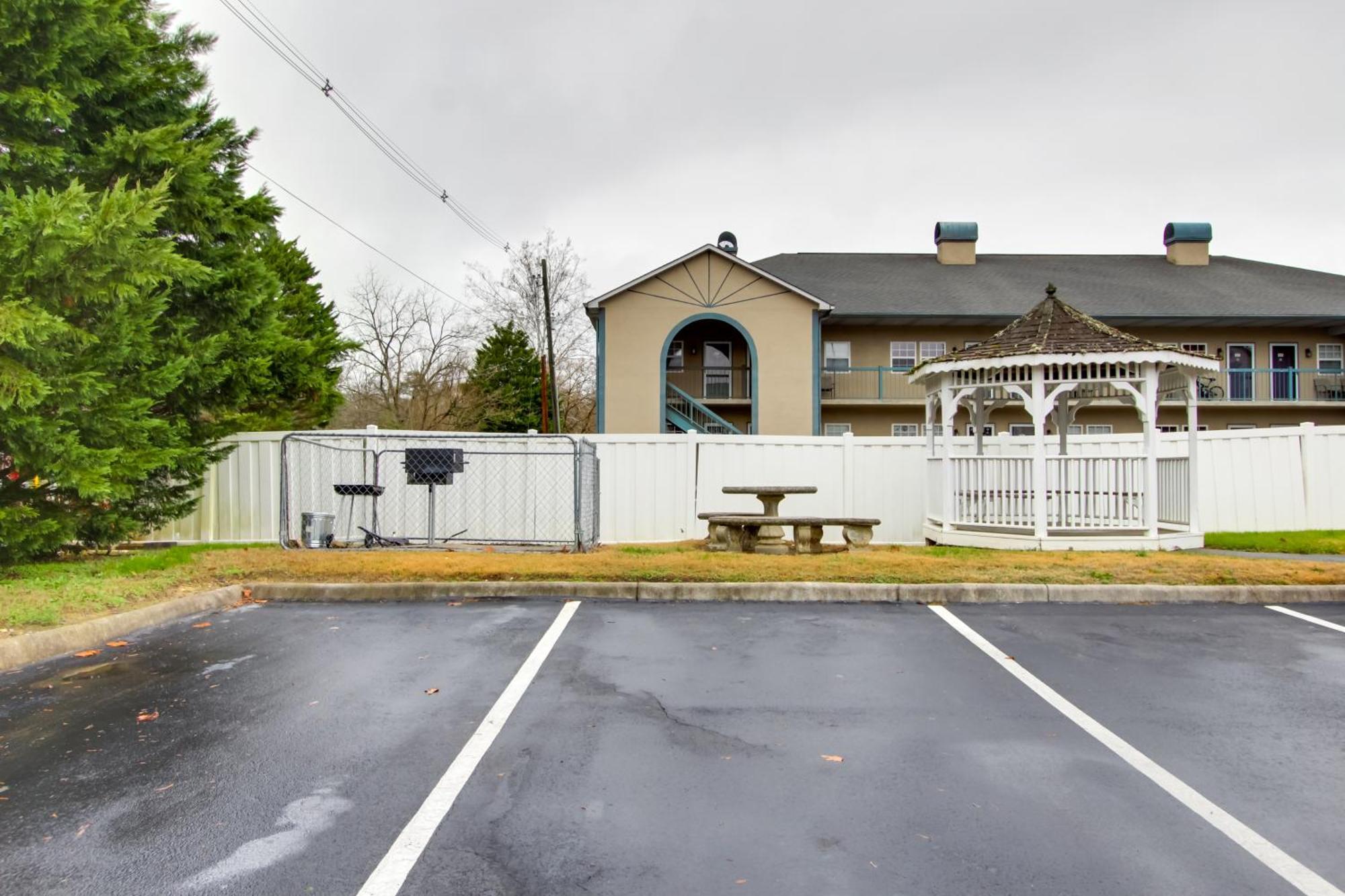 Parkway Condo About Walk To Island In Pigeon Forge! Экстерьер фото